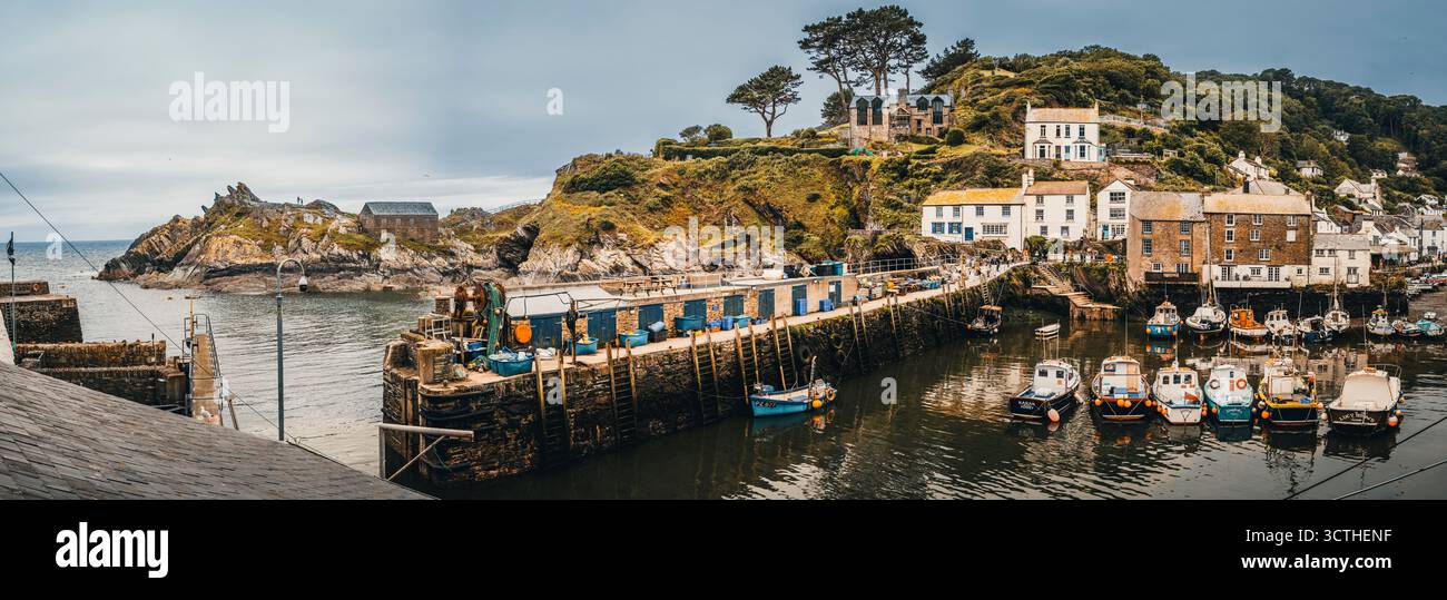Fischerhafen und Hafenmauer. Polperro, Cornwall, England, Europa. Stockfoto