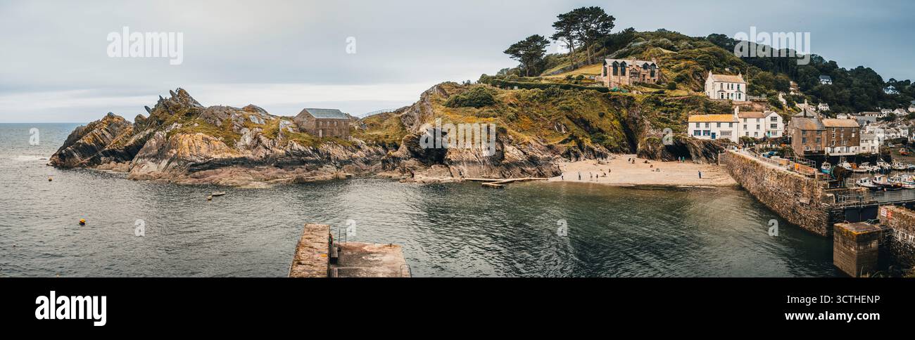 Fischerhafen und Hafenmauer. Polperro, Cornwall, England, Europa. Stockfoto