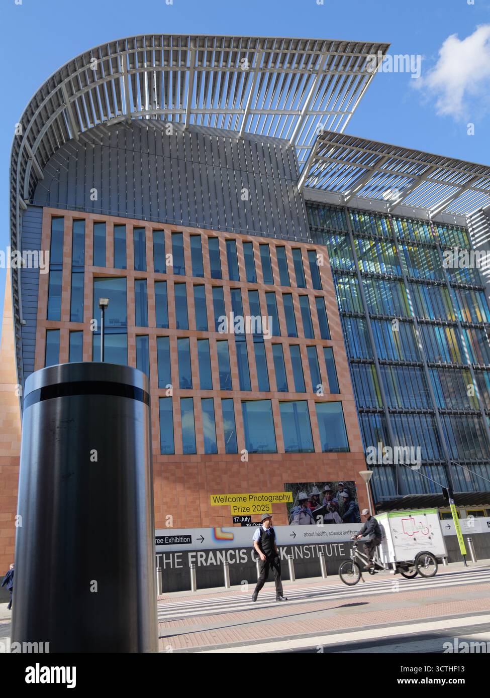 Das biomedizinische Forschungszentrum des Francis Crick Institute außerhalb Londons, Großbritannien. Das Institut ist eine Partnerschaft mit Cancer Research UK, Imperial College London, King's College London, dem Medical Research Council, dem University College London und dem Wellcome Trust Stockfoto