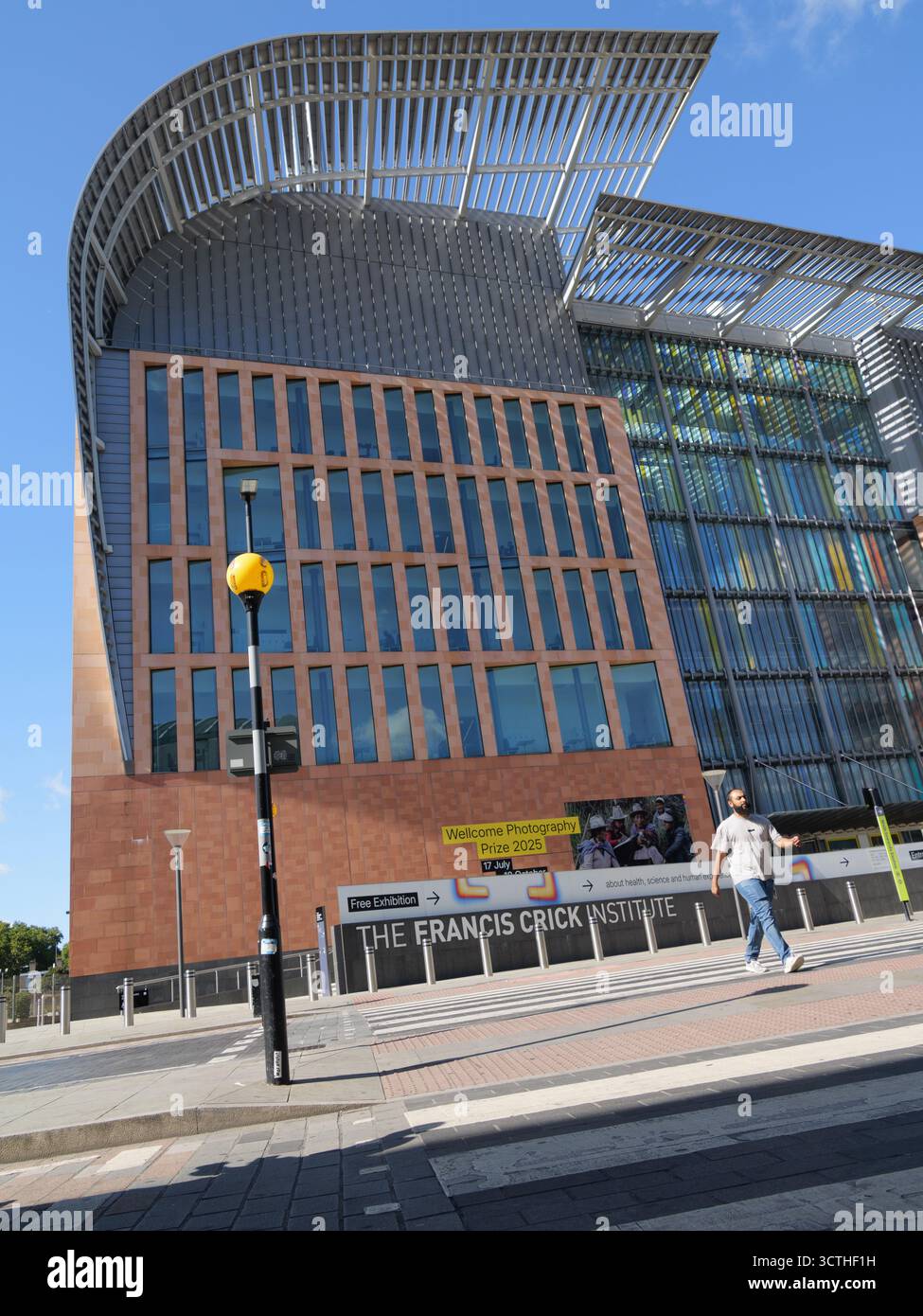 Das biomedizinische Forschungszentrum des Francis Crick Institute außerhalb Londons, Großbritannien. Das Institut ist eine Partnerschaft mit Cancer Research UK, Imperial College London, King's College London, dem Medical Research Council, dem University College London und dem Wellcome Trust Stockfoto