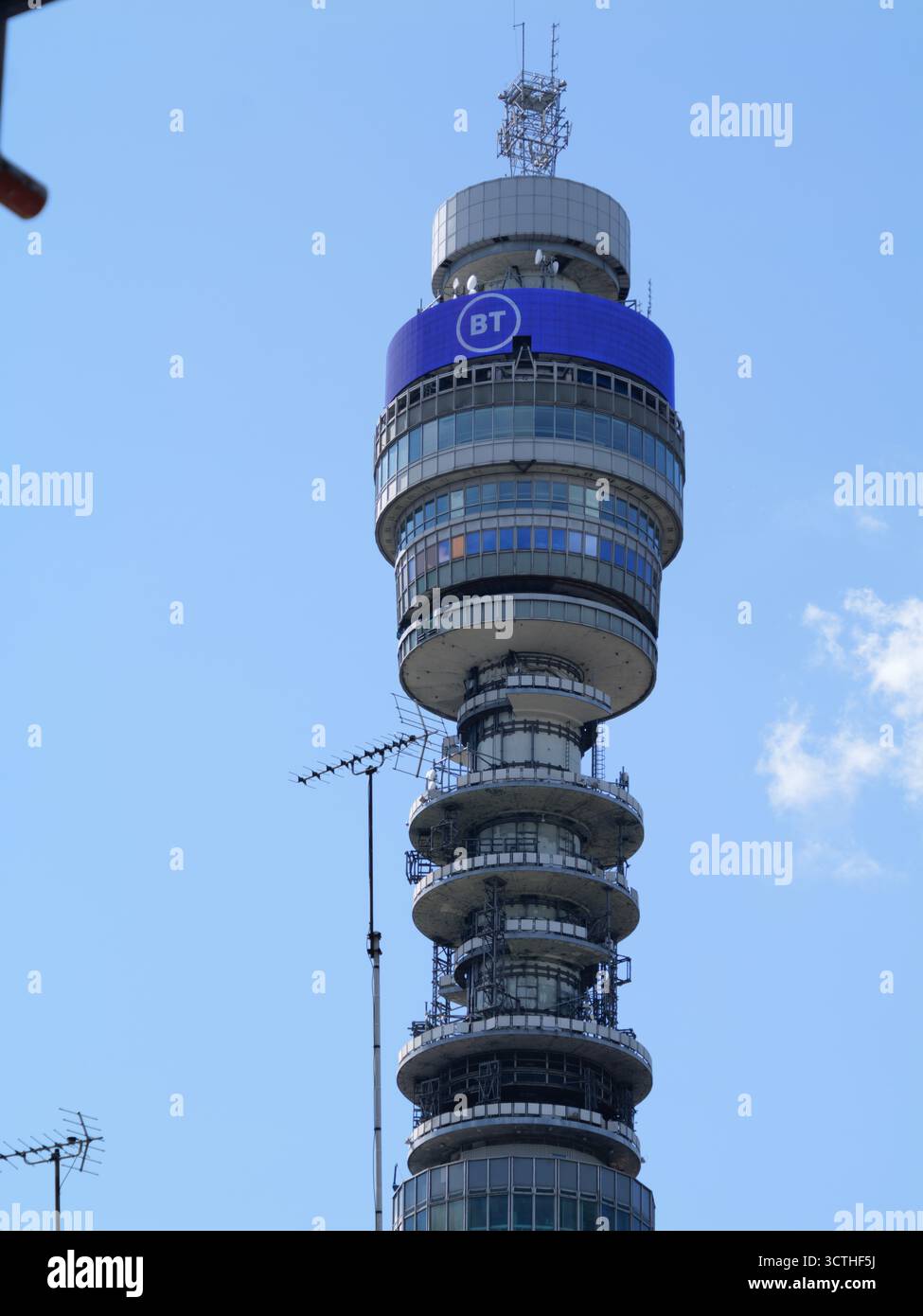 Der BT Communication Tower (BT Tower) wird während der Außenrenovierung zur Umwandlung in ein Hotel gezeigt. Der Turm, früher British Telecom, wurde 2024 an MCR Hotels in London verkauft. Stockfoto