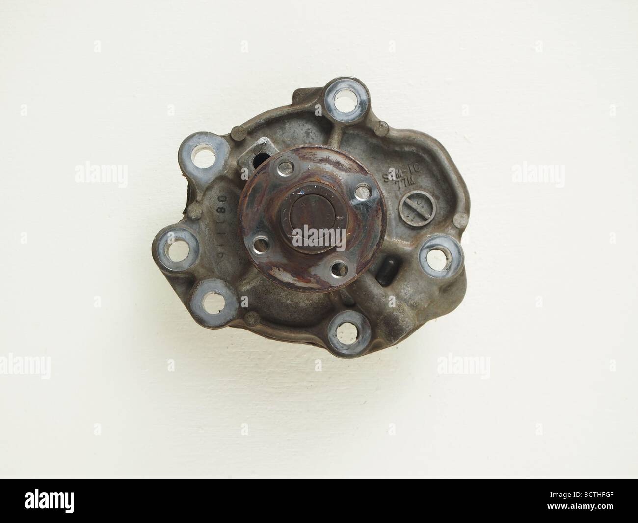 OLYMPUS DIGITALKAMERA benutzte Teile der Wasserpumpe im Auto, die schmutzig aussehen, und es ist Zeit, sie zu ersetzen Stockfoto