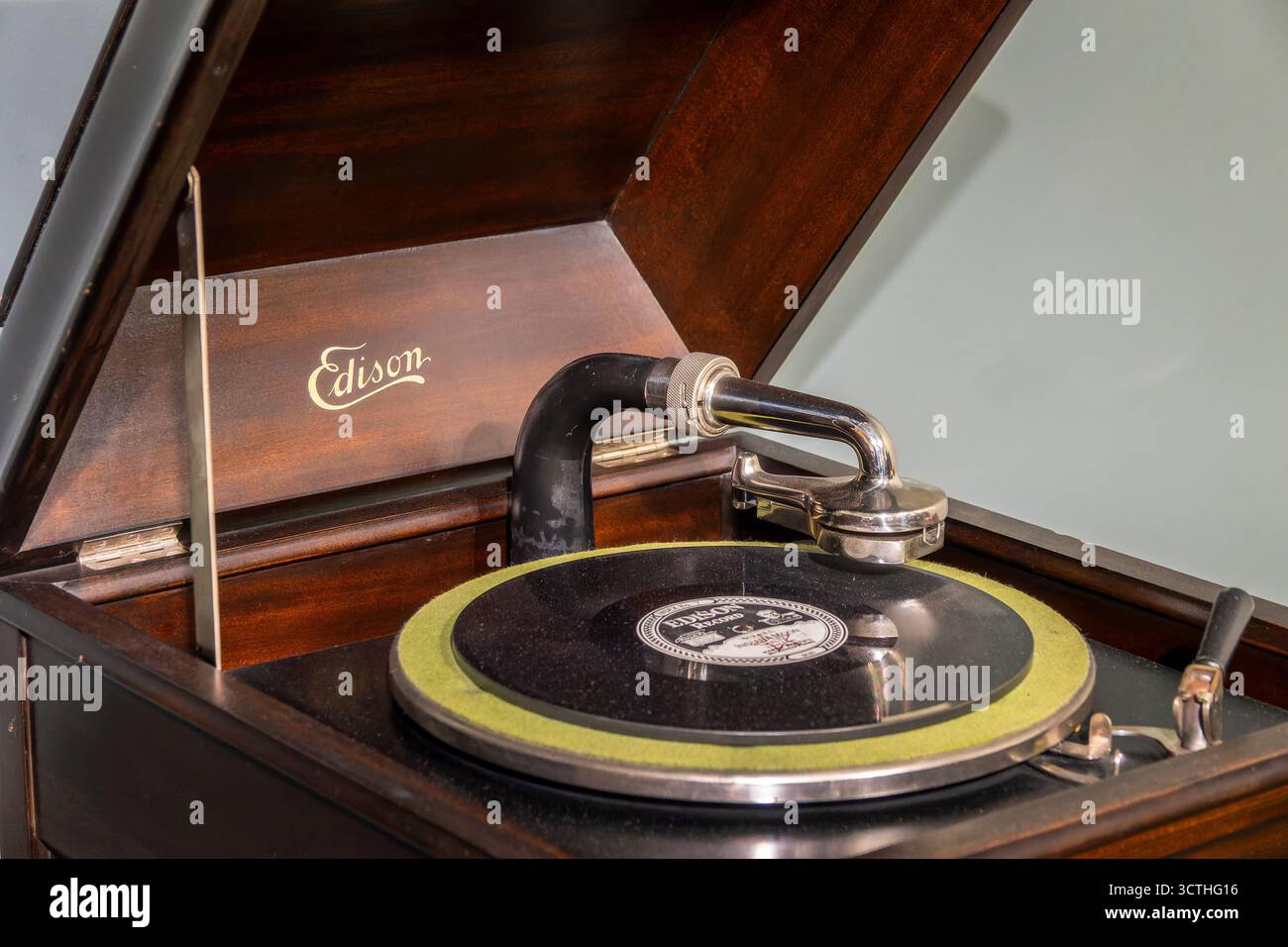 Antike Schallplatte und Phonograph im Edison and Ford Winter Estates Museum, Fort Myers, Florida Stockfoto