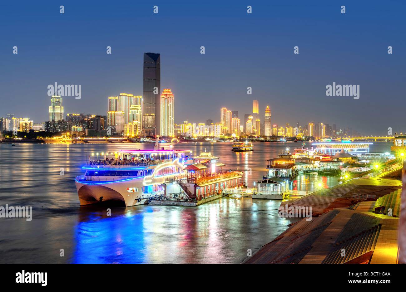 Yangtze und Wolkenkratzer, nächtlicher Blick auf Wuhan, China. Stockfoto