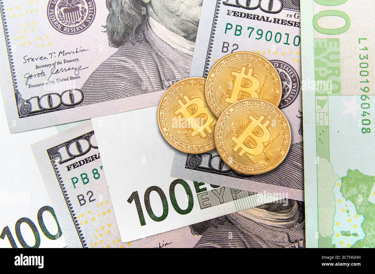 Goldene Bitcoin-Münzen sind auf US-Dollar-Banknoten angeordnet, was den Kontrast zwischen digitaler Währung und Fiat-Geld unterstreicht. Stockfoto