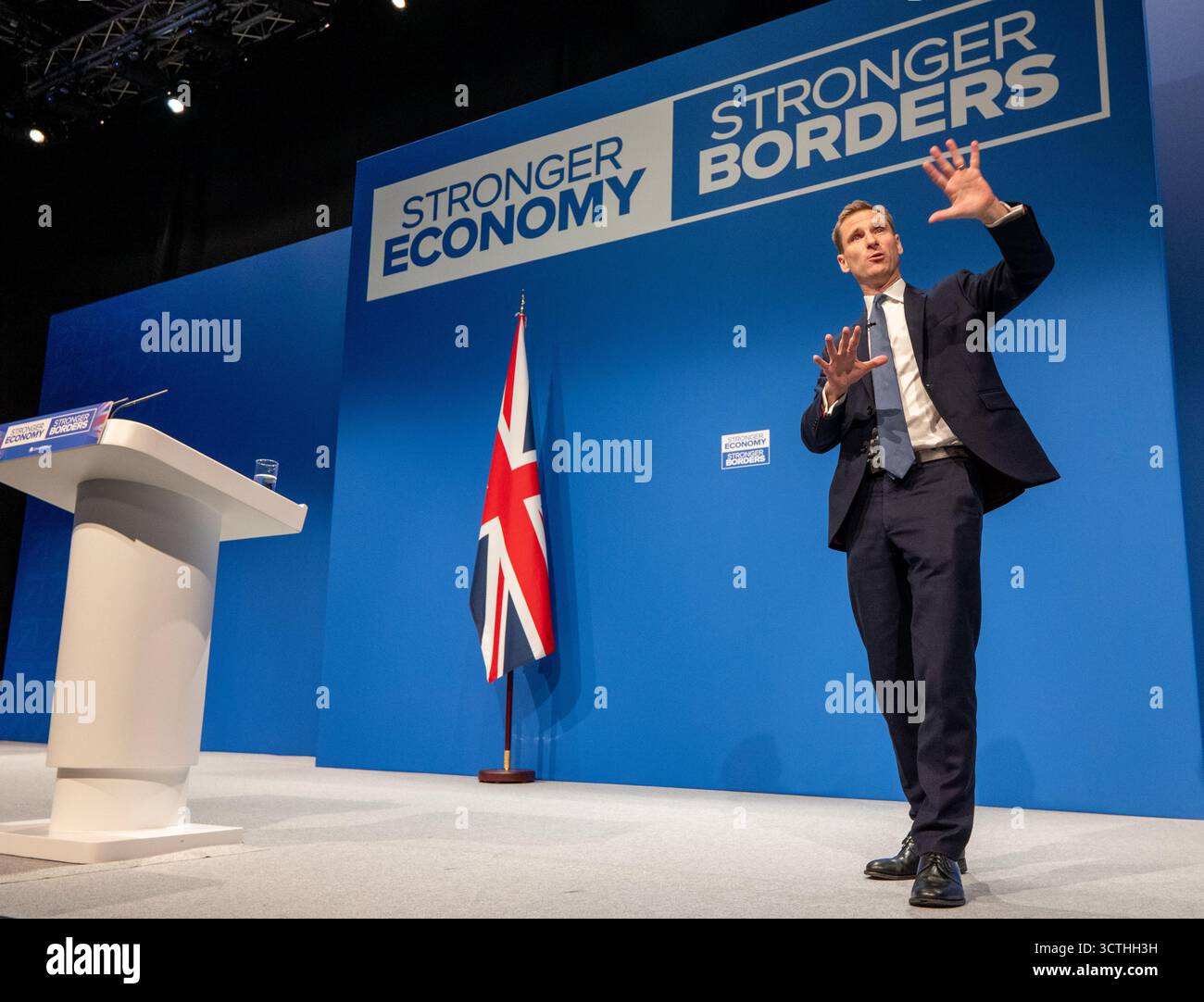 Manchester, Großbritannien. Oktober 2025. Manchester, Großbritannien. Oktober 2025. Chris Philip Parlamentsabgeordneter Conservative Shadow Home Secretary spricht auf der MANCHESTER Conservative Conference, 2025 Bild: Garyrobertsphotography Credit: GaryRobertsphotography/Alamy Live News Stockfoto