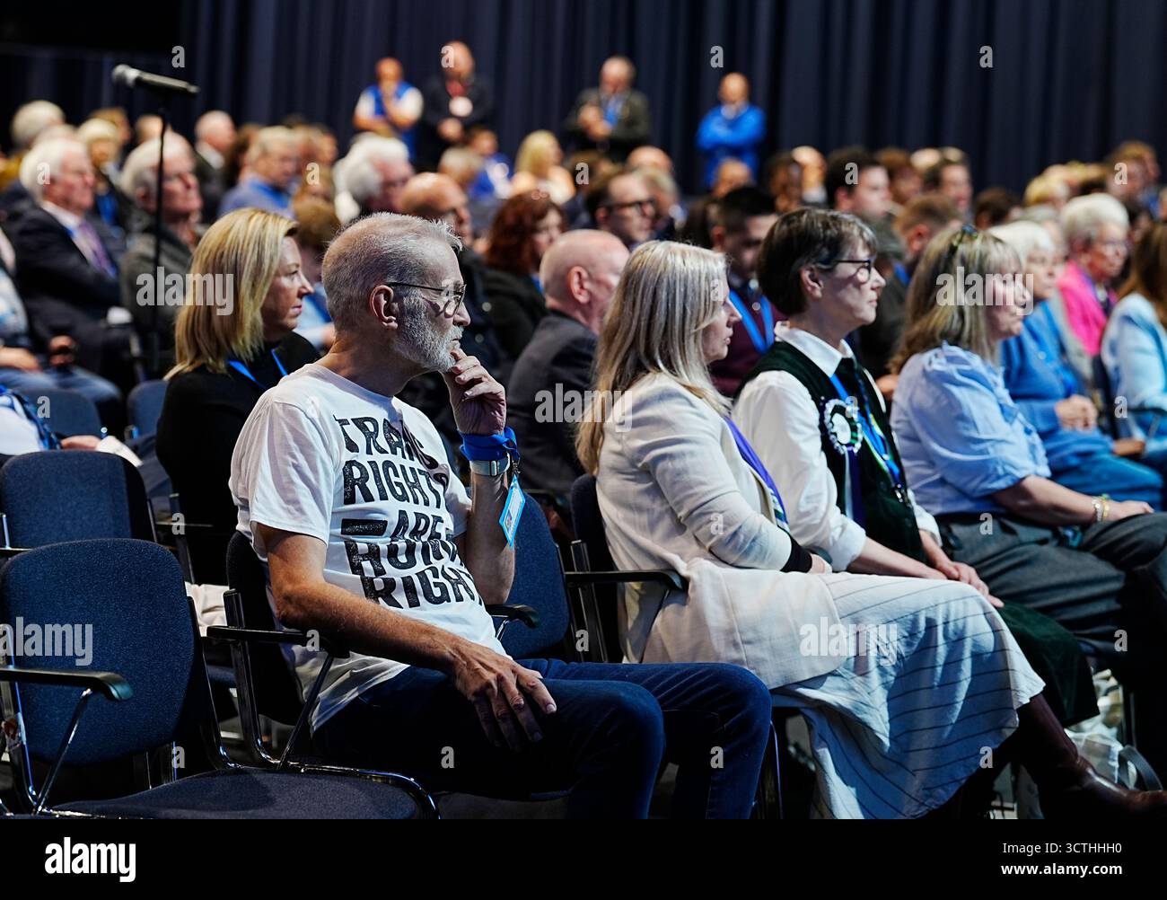 Ein Mitglied des Publikums, das ein T-Shirt mit der Aufschrift "Trans Rights are Human Rights" trägt, hört zu, wie Sharron Davies während der Konservativen Parteikonferenz im Manchester Central Convention Complex über die Teilnahme von Trans Women's Sport debattiert. Bilddatum: Dienstag, 7. Oktober 2025. Stockfoto