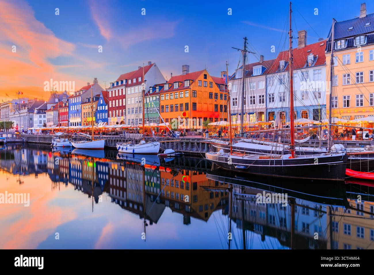 Kopenhagen, Dänemark. Nyhavn Uferpromenade, farbenfrohe Fassaden und alte Schiffe entlang des Kanals. Stockfoto