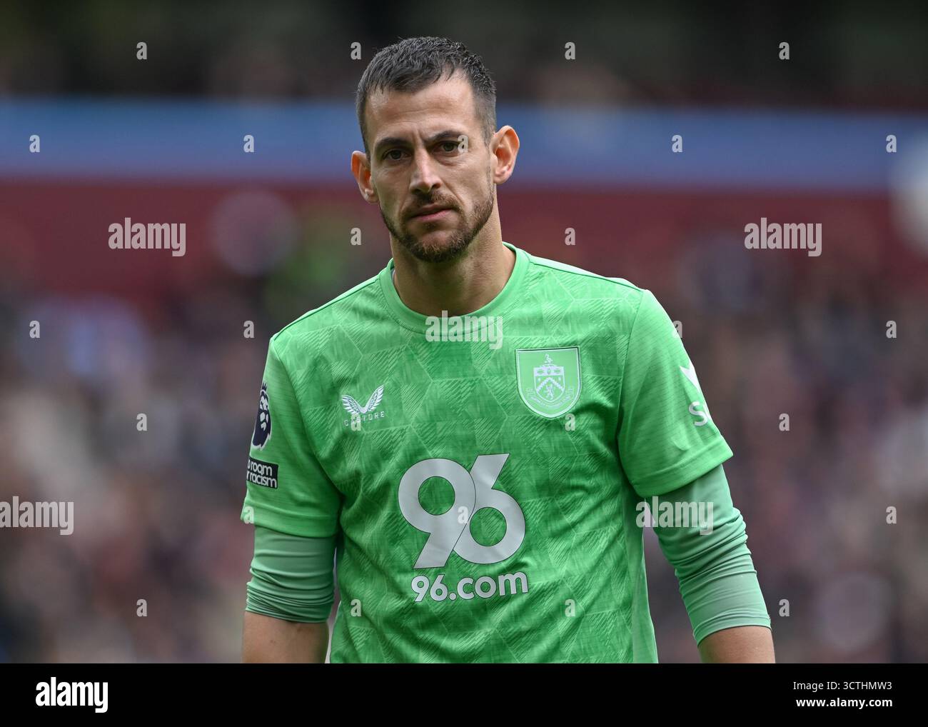 Burnley Torhüter Martin Dubravka während des Premier League Spiels im Villa Park, Birmingham. Bilddatum: Sonntag, 5. Oktober 2025. Stockfoto Burnley Torhüter Martin Dubravka während des Premier League Spiels im Villa Park, Birmingham. Bilddatum: Sonntag, 5. Oktober 2025. Stockfoto