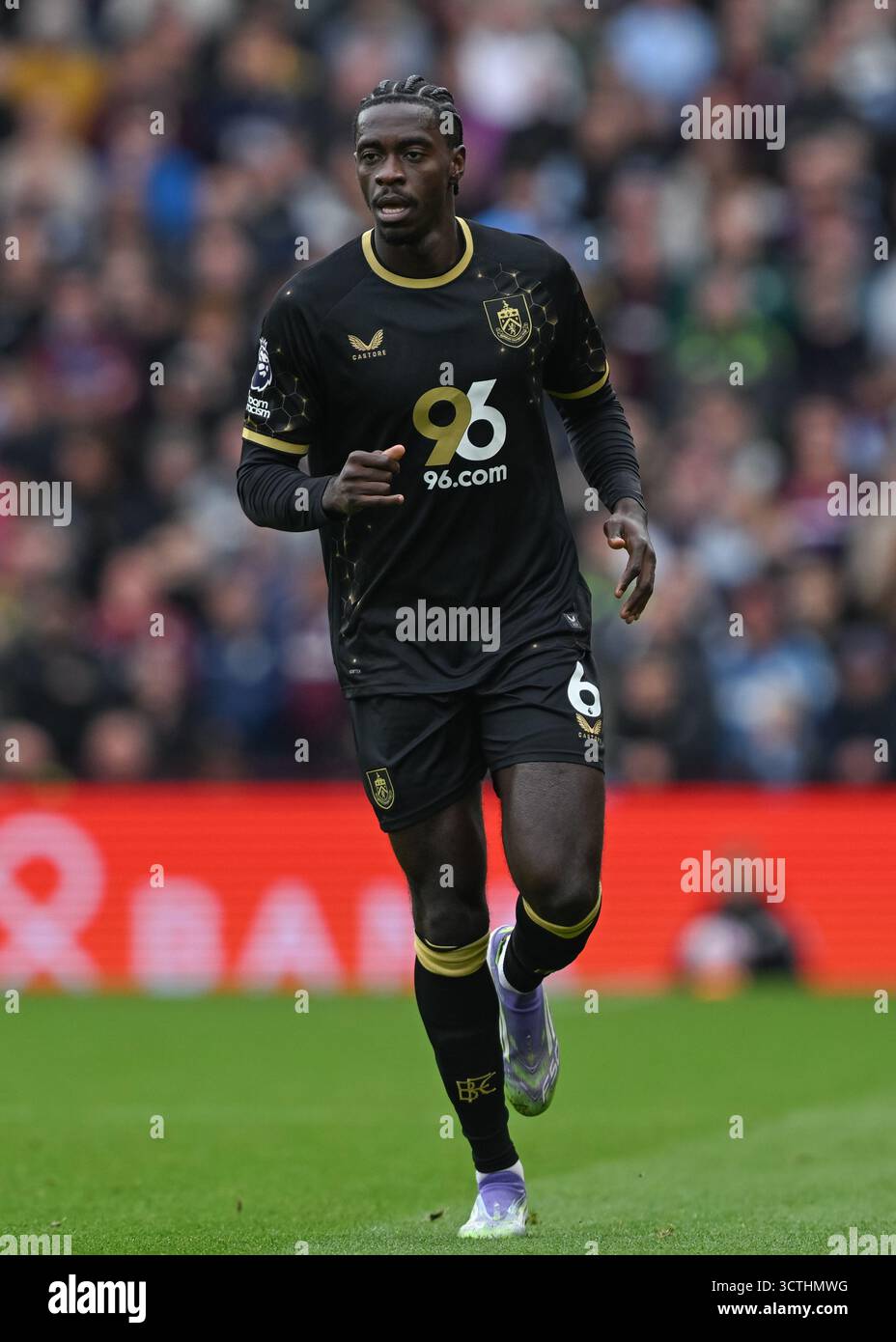 Burnleys Axel Tuanzebe während des Premier League-Spiels im Villa Park, Birmingham. Bilddatum: Sonntag, 5. Oktober 2025. Stockfoto Burnleys Axel Tuanzebe während des Premier League-Spiels im Villa Park, Birmingham. Bilddatum: Sonntag, 5. Oktober 2025. Stockfoto