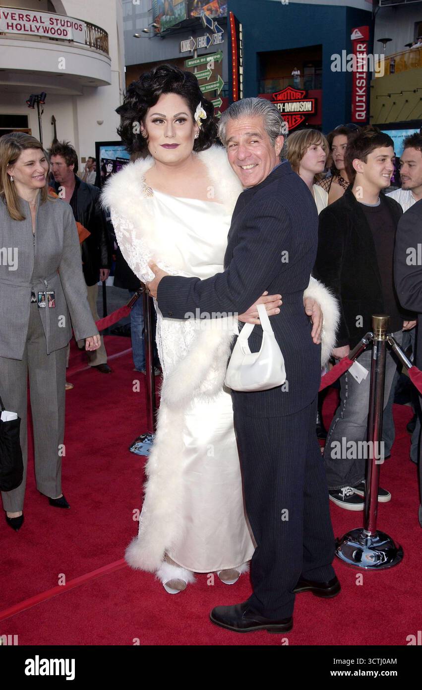 Robert Kaiser und Regisseur Michael Lembeck bei der „Connie and Carla“-Weltpremiere im Universal Studios Cinema am Universal City Walk. Los Angeles, 13. April 2004. Stockfoto