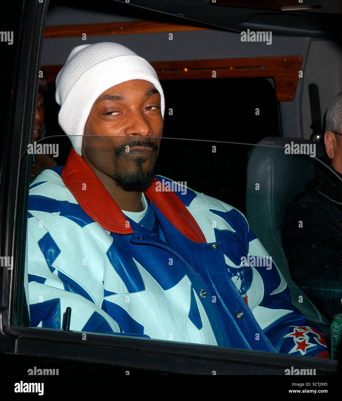 Snoop Dogg tritt in MTV's TRL Show auf, um seinen neuesten Film „Starsky and Hutch“ zu promoten. New York, 5. März 2004 Stockfoto