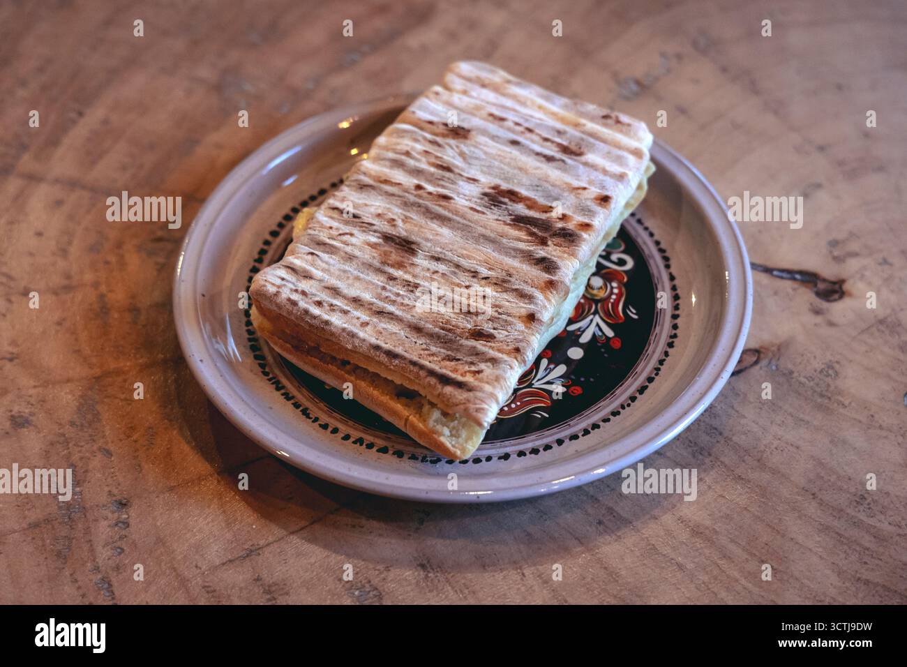 Moderne Version des sogenannten Proziak - Art Soda-Brot in der Bar in Rzeszow, Delikatesse aus der Region Subkarpaten in Polen Stockfoto