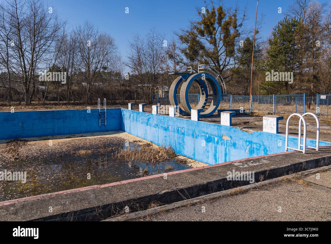 Altes Schwimmbad in Nowa Deba Stadt, Karpaten Region in Polen Stockfoto