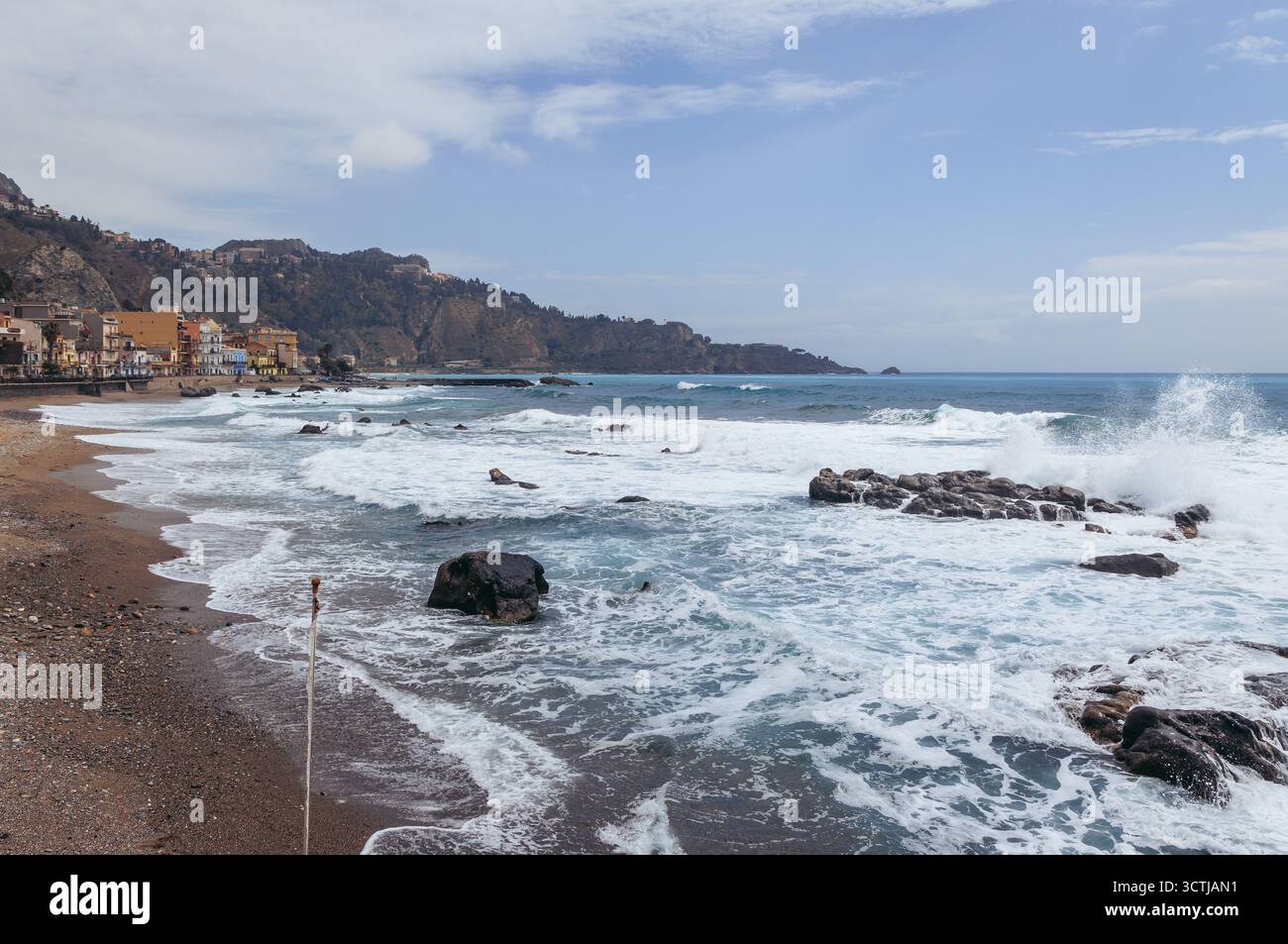 Ionisches Meer in Giardini Naxos in der Metropolstadt Messina auf der Insel Sizilien, Italien Stockfoto
