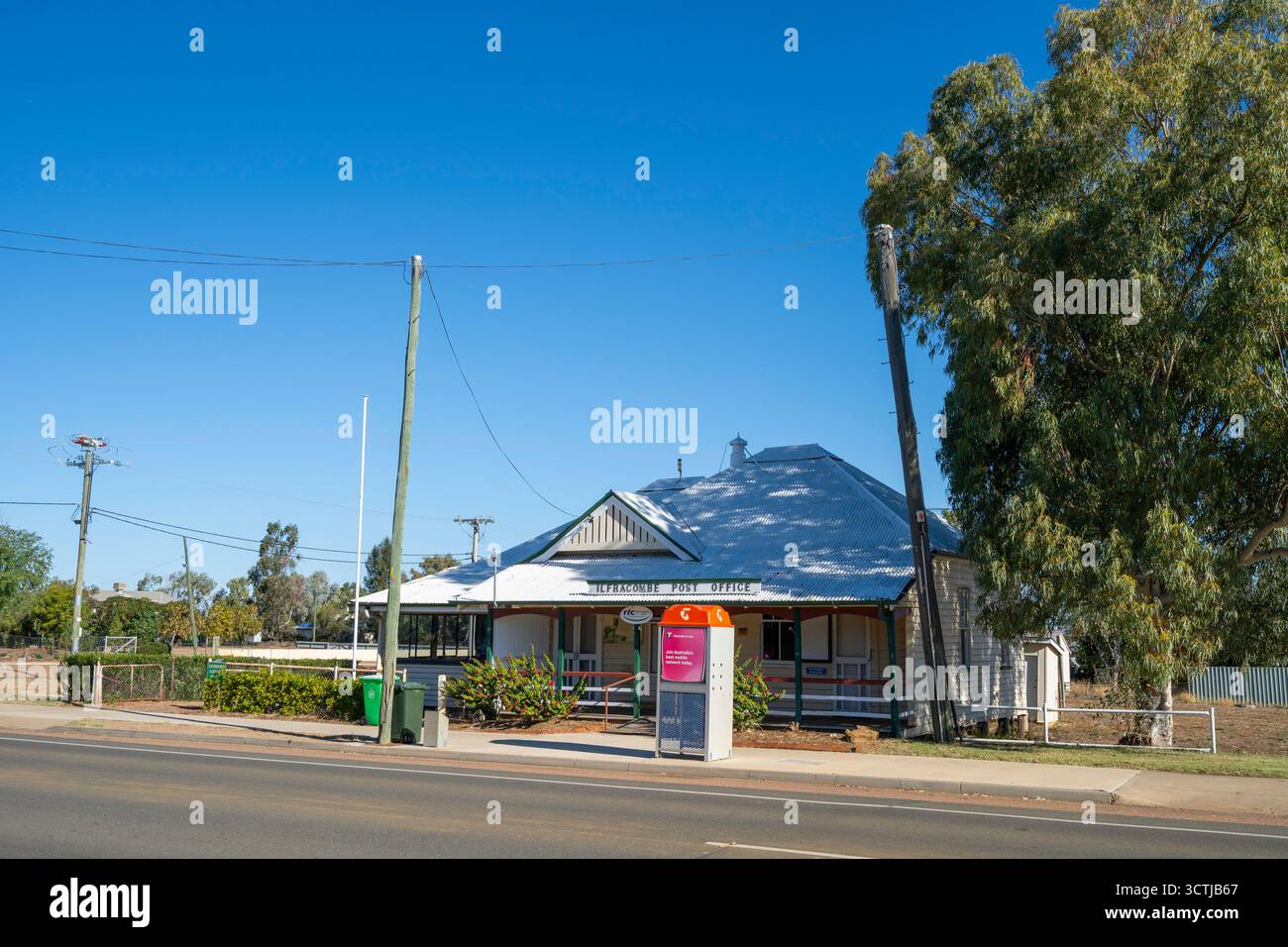Außenansicht des Postgebäudes mit Telefonbox im Freien, Ilfracombe, Queensland, Australien Stockfoto