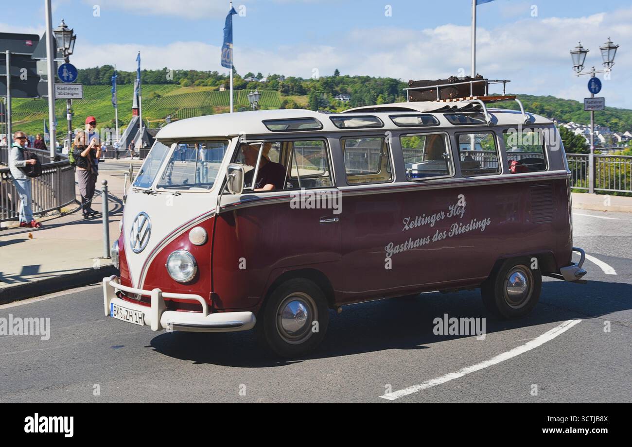 Bernkastel, Deutschland. September 2025. Alte VW-Busse in Bernkastel-Kues. Hochwertige Fotos Stockfoto