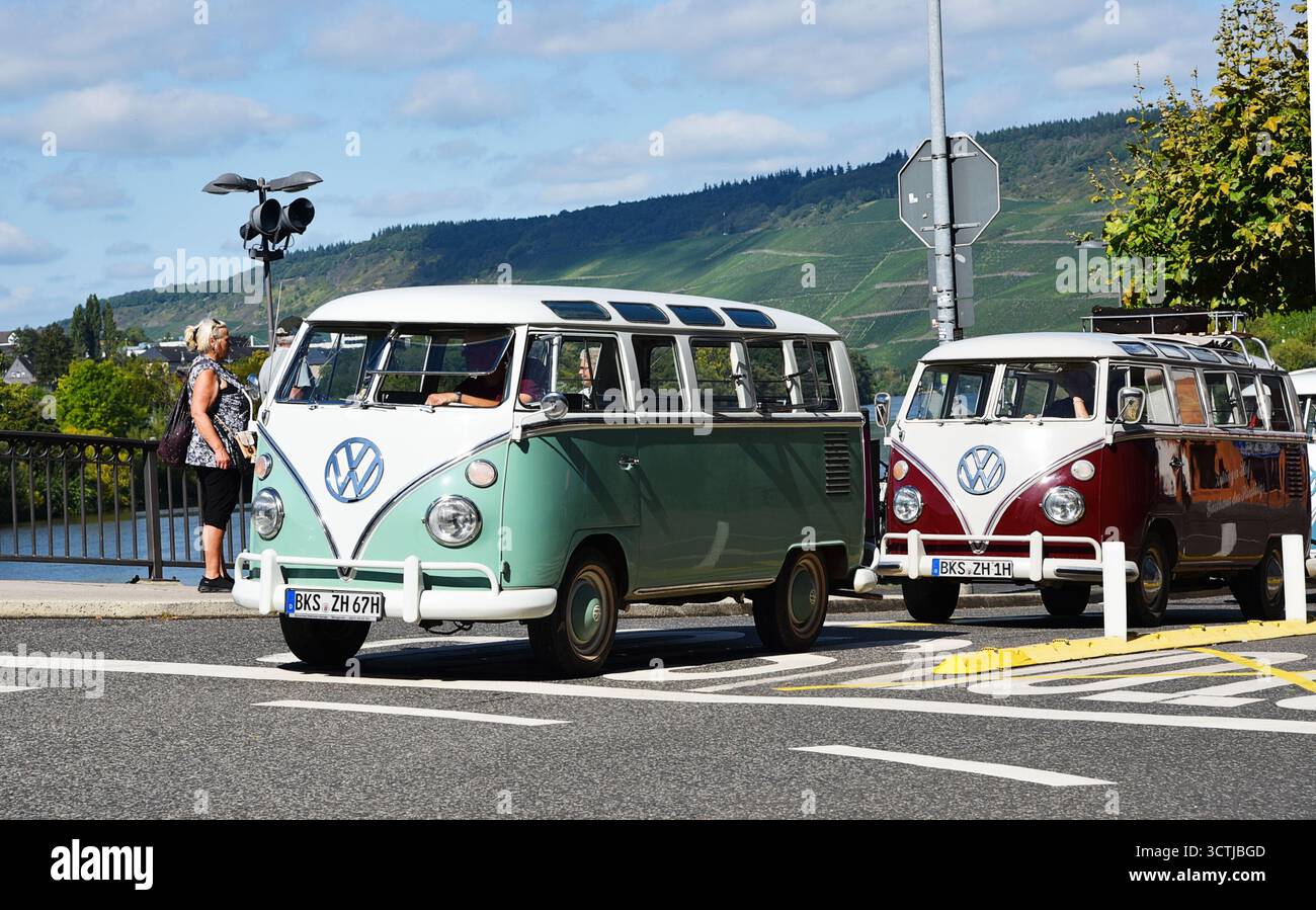 Bernkastel, Deutschland. September 2025. Alte VW-Busse in Bernkastel-Kues. Hochwertige Fotos Stockfoto