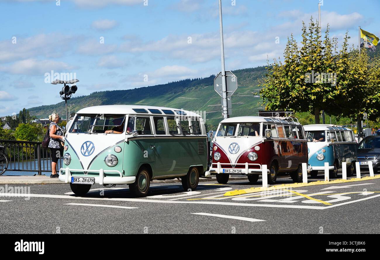 Bernkastel, Deutschland. September 2025. Alte VW-Busse in Bernkastel-Kues. Hochwertige Fotos Stockfoto