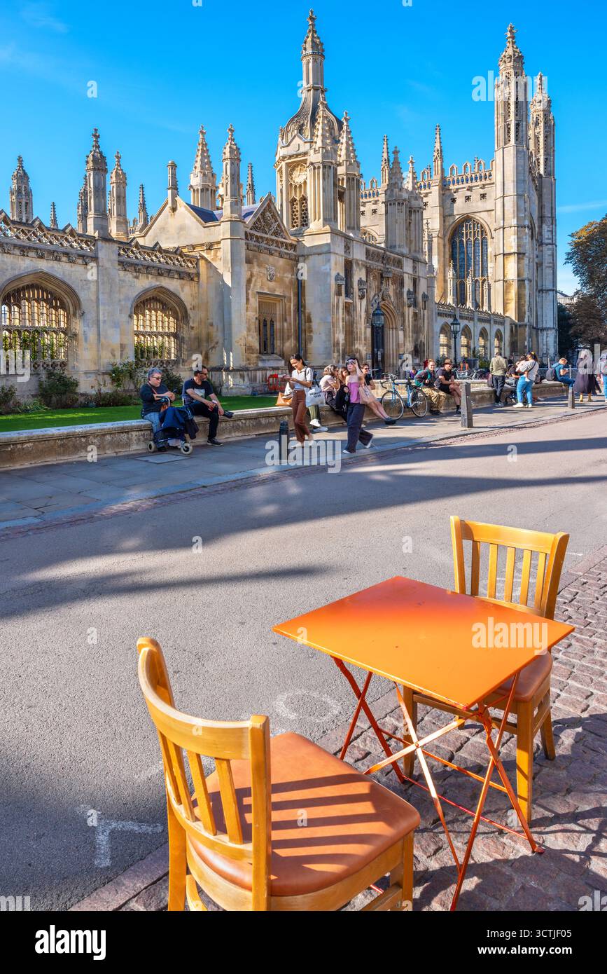Touristen vor dem King's College in der King's Parade Street. Cambridge, England Stockfoto