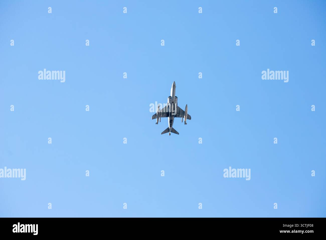 Madrid, Spanien, 7. Oktober 2025: Ein McDonnell Douglas EF-18 Hornet fliegt während der Probe der Air Force für den 25. Nationalfeiertag am 7. Oktober 2025 in Madrid. Quelle: Alberto Brevers / Alamy Live News. Stockfoto