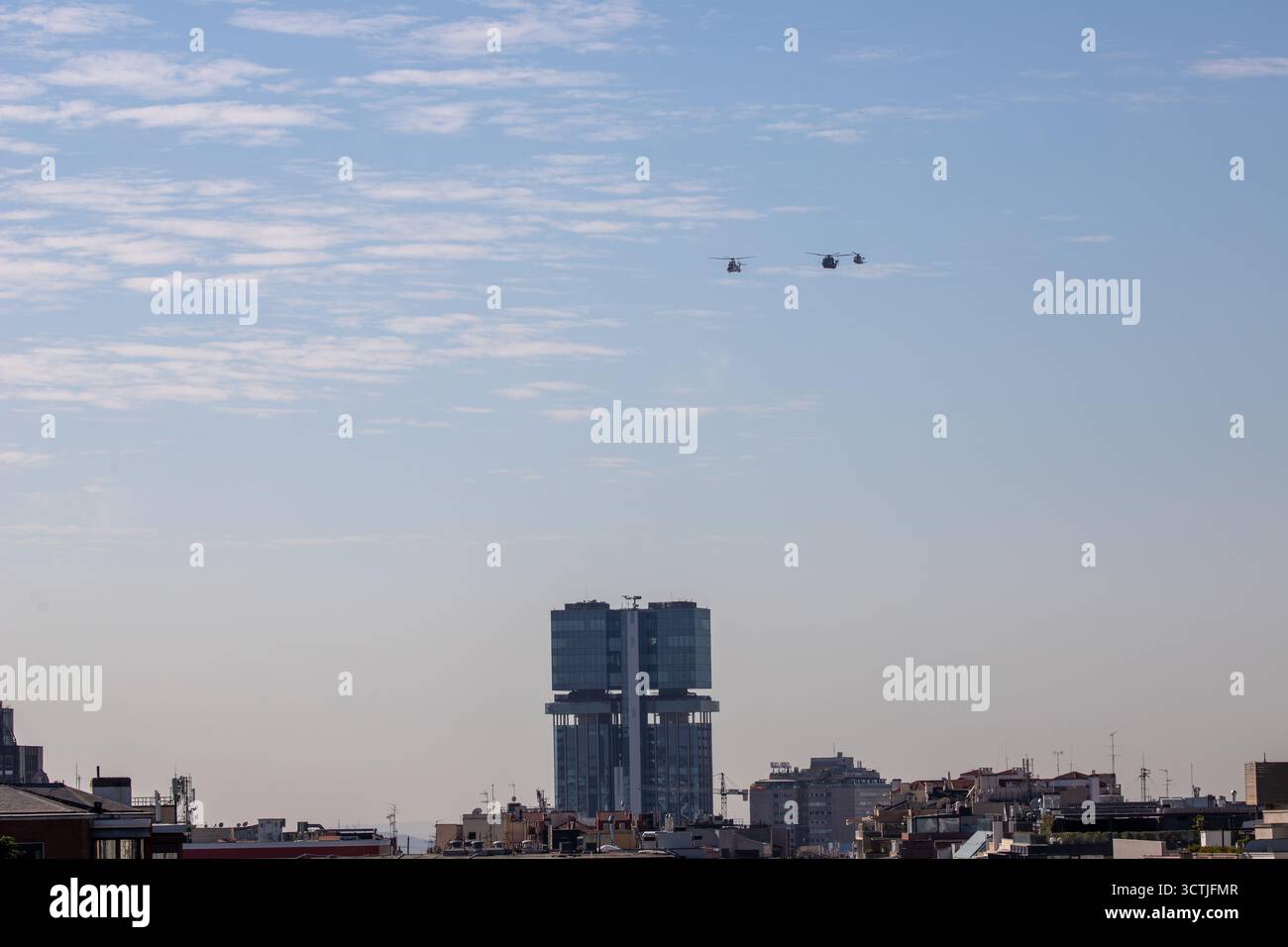 Madrid, Spanien, 7. Oktober 2025: Mehrere Hubschrauber fliegen während der Probe der Air Force für den 25. Nationalfeiertag am 7. Oktober 2025 in Madrid. Quelle: Alberto Brevers / Alamy Live News. Stockfoto