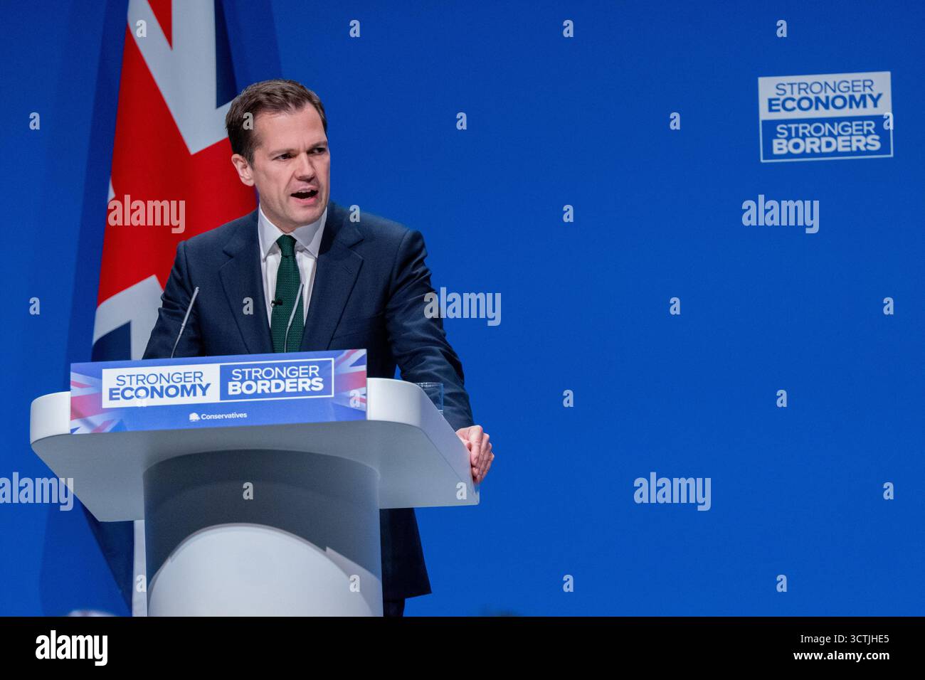 Manchester, Großbritannien. Oktober 2025. Robert Jenrick, Shadow Secretary of State for Justice and Shadow Lord Chancellor, hält seine Rede und benutzt Richterperücke, um Richter zu kritisieren.Conservative Conference Manchester 2025 Bild: Garyrobertsphotography/Alamy Live News Stockfoto
