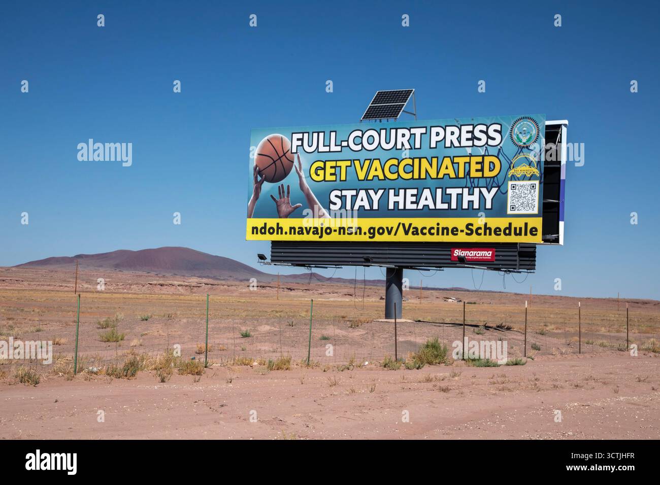 Cameron, Arizona - Eine Werbetafelanzeige des Navajo Department of Health fordert Navajo Bürger dazu auf, sich geimpft zu lassen. Stockfoto