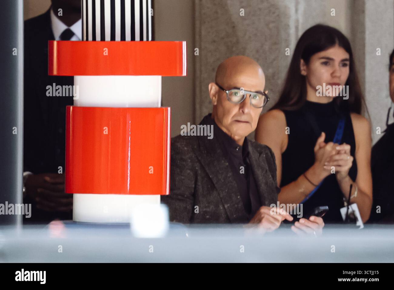 Mailand, Italien. Oktober 2025. Stanley Tucci (als Nigel) tritt am 6. Oktober 2025 während der Dreharbeiten des Films „der Teufel trägt Prada 2“ im Palazzo Parigi in Mailand auf. (Foto: Alessandro Bremec/NurPhoto) Credit: NurPhoto SRL/Alamy Live News Stockfoto