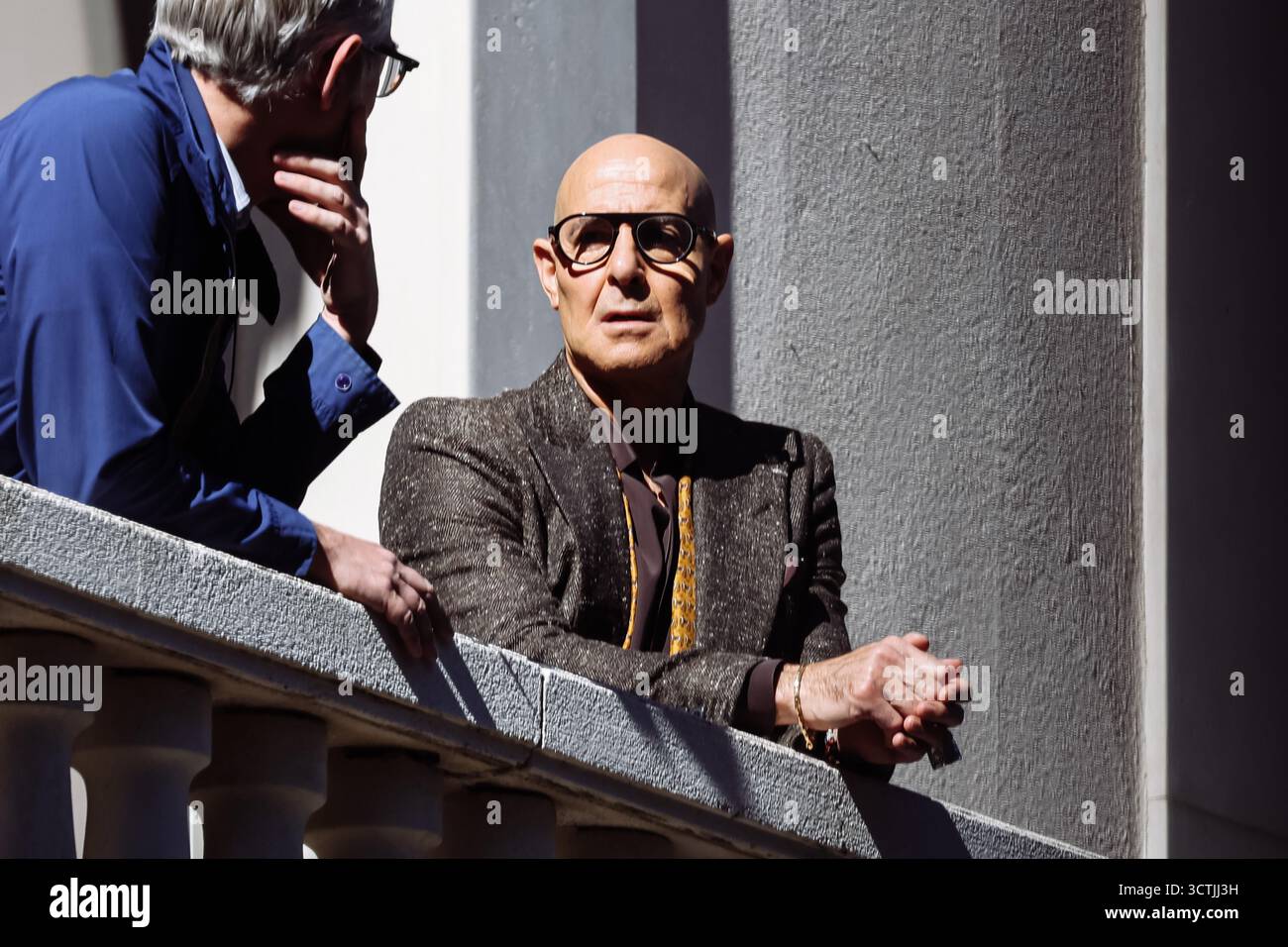 Mailand, Italien. Oktober 2025. Stanley Tucci (als Nigel) tritt am 6. Oktober 2025 während der Dreharbeiten des Films „der Teufel trägt Prada 2“ im Palazzo Parigi in Mailand auf. (Foto: Alessandro Bremec/NurPhoto) Credit: NurPhoto SRL/Alamy Live News Stockfoto