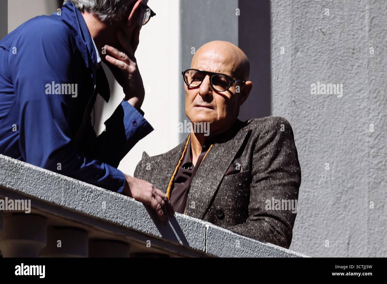 Mailand, Italien. Oktober 2025. Stanley Tucci (als Nigel) tritt am 6. Oktober 2025 während der Dreharbeiten des Films „der Teufel trägt Prada 2“ im Palazzo Parigi in Mailand auf. (Foto: Alessandro Bremec/NurPhoto) Credit: NurPhoto SRL/Alamy Live News Stockfoto