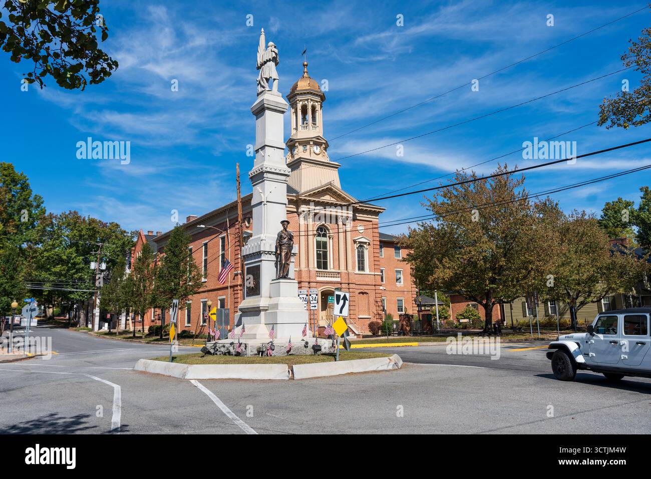 New Bloomfield, PA, USA – 4. Oktober 2025: Die Stadt ist der Verwaltungssitz des Perry County, Pennsylvania. Eine Gedenkstätte für den Bürgerkrieg steht hier Stockfoto