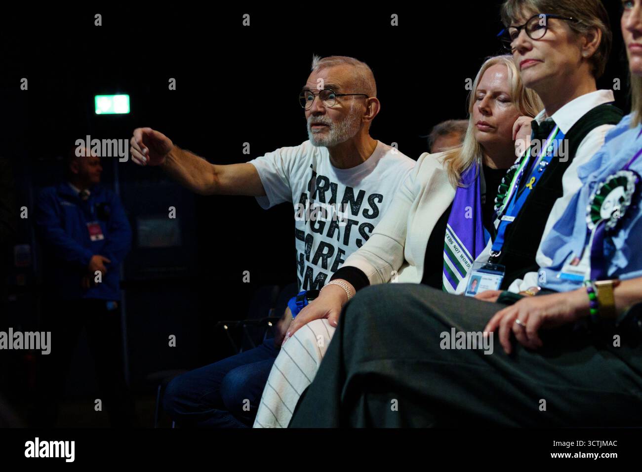 Manchester Central, Dienstag, 6. September 2025. Das Publikum, der Transrechtler und das Mitglied der Londoner Versammlung, Andrew Boff, fordert das Gremium heraus, das die Anerkennung von Frauen und dem weiblichen Geschlecht sowie die Frage des Leistungssports diskutiert. Bridget Catterall/AlamyLiveNews Stockfoto
