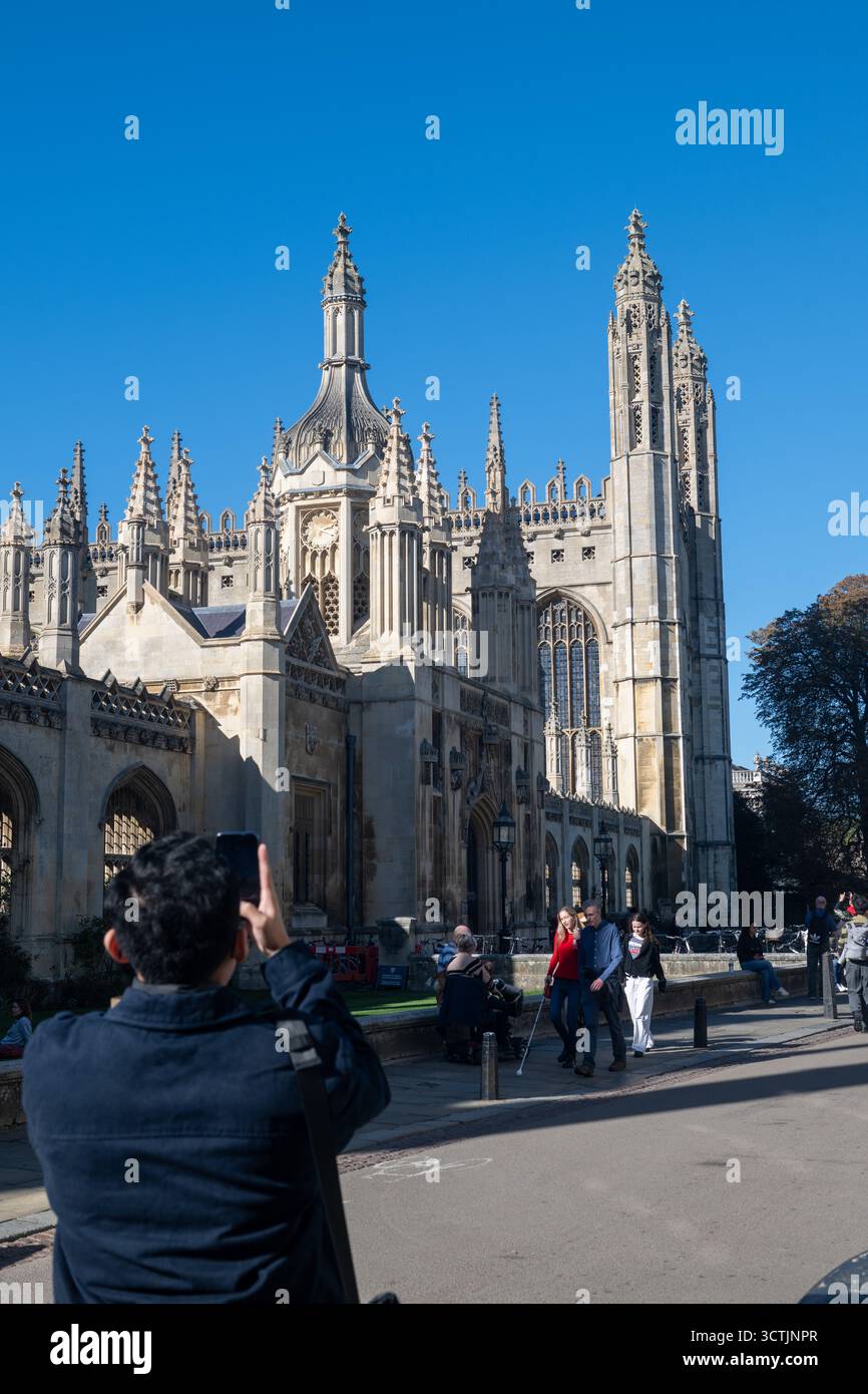 Touristen fotografieren King’s College Chapel, Cambridge, berühmte gotische Architektur und Wahrzeichen der Universität von Cambridge Stockfoto