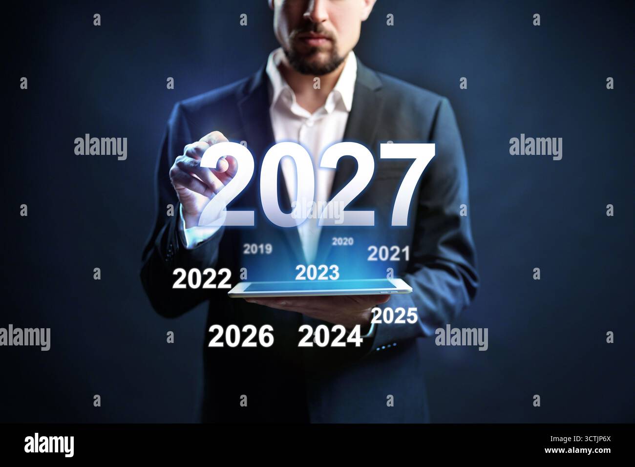 Zukunftsplanung und Strategievisualisierung mit Mensch- und Dekade-Zeitachse Stockfoto