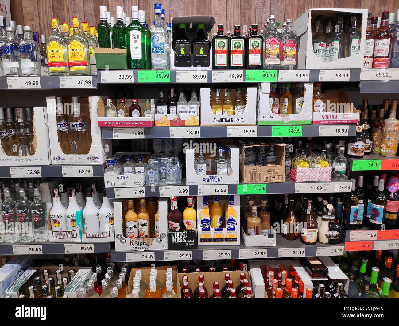 RADOM, POLEN - 6. MAI 2023: Spirituosenpreise in einem Aldi-Supermarkt in Radom, Polen. Auswahl an Gin, Ouzo, aromatisierten Wodkas und anderen Alkoholflaschen. Stockfoto