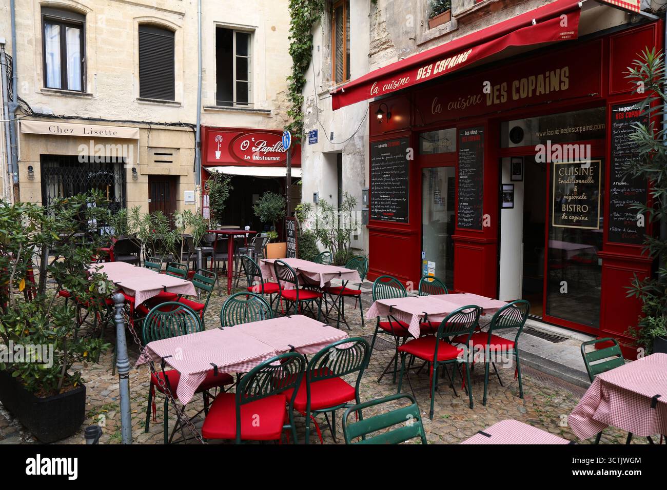 AVIGNON, FRANKREICH - 30. SEPTEMBER 2021: Französisches Restaurant in der Innenstadt von Avignon, Frankreich. Das historische Zentrum von Avignon gehört zum UNESCO-Weltkulturerbe. Stockfoto