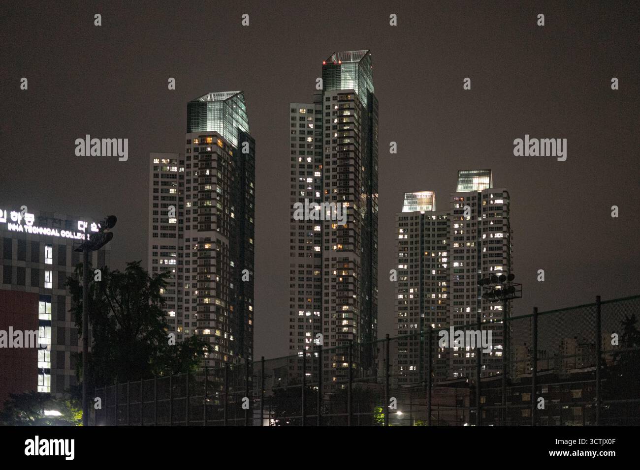 Moderne, bei Nacht beleuchtete Hochhäuser in einem Stadtteil von Seoul, Südkorea. Stockfoto