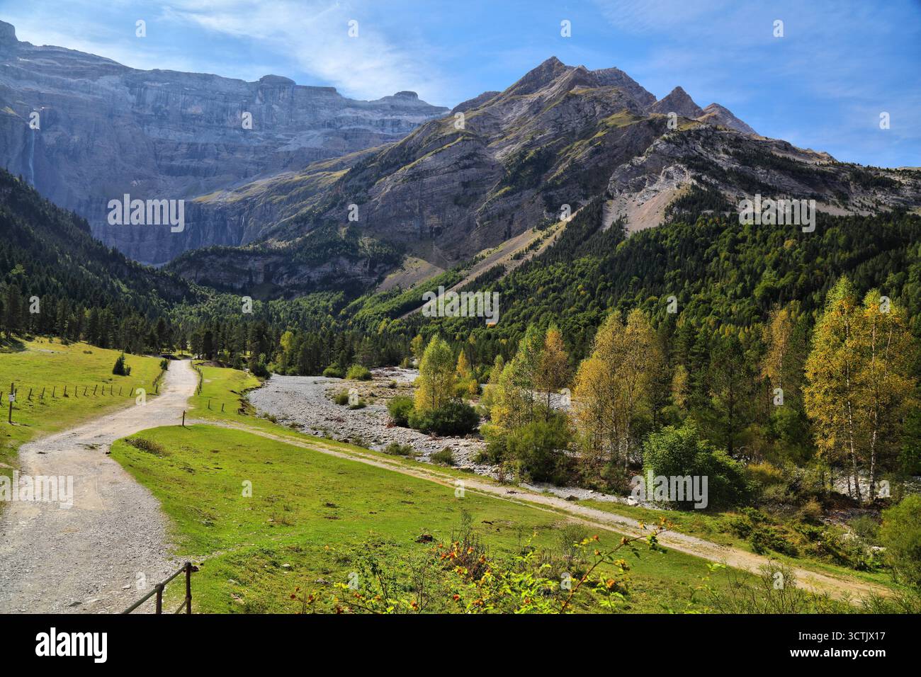 Französische Pyrenäen-Landschaft. Das Tal des Cirque de Gavarnie im Nationalpark der Pyrenäen (Französisch: Parc national des Pyrenees). Stockfoto