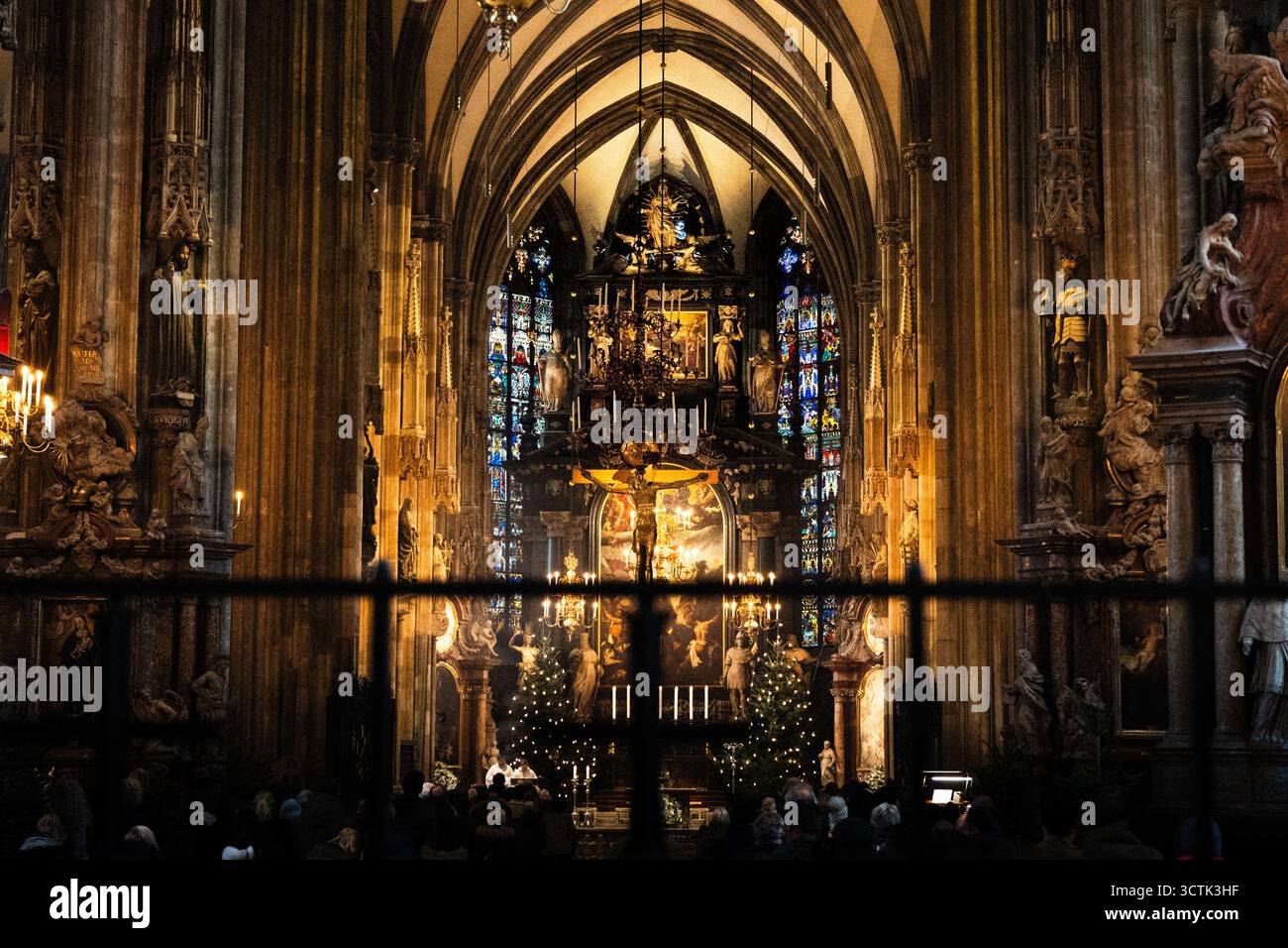 Wien, Österreich – Innenansicht des Stephansdoms mit kunstvollem Altar und gotischem Buntglas. Stockfoto