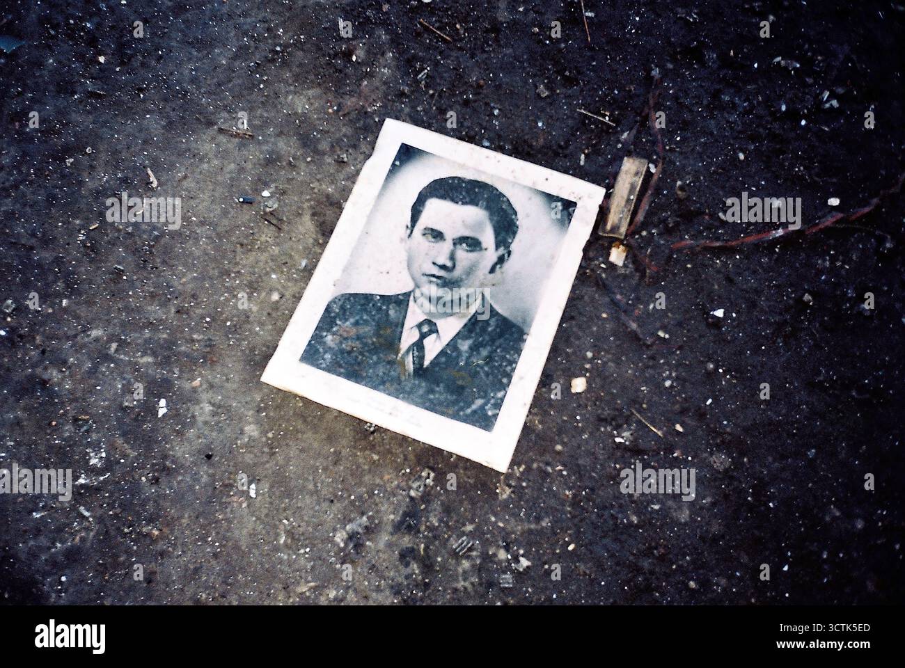 Schwarz-weiß-Foto des Helden Pinki auf einem schmutzigen Boden, aufgenommen im analogen Stil mit strukturierter Filmmaske für einen düsteren, nostalgischen Look. Stockfoto
