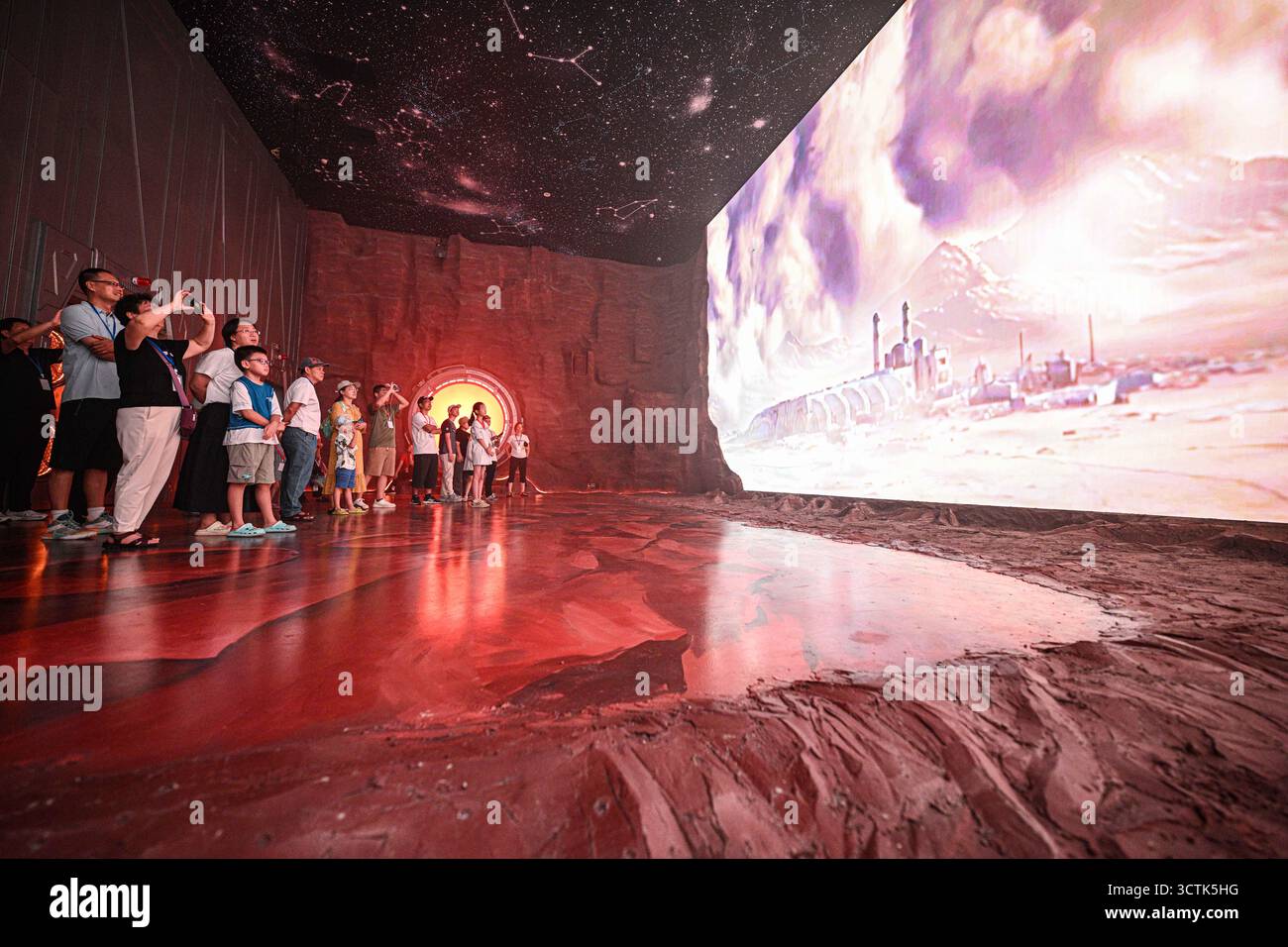 (251007) -- WENCHANG, 7. Oktober 2025 (Xinhua) -- Menschen besuchen das Wenchang Aerospace Science and Education Center in Wenchang, südchinesische Provinz Hainan, 7. Oktober 2025. Das Modernisierungsprojekt des Wenchang Aerospace Science and Education Center steht kurz vor dem Abschluss. In Vorbereitung auf seine offizielle Eröffnung ist das Zentrum für eine begrenzte Zeit kostenlos für die Öffentlichkeit zugänglich, sodass Besucher seinen Betrieb und seine Dienstleistungen aus erster Hand erleben können. Nach der Renovierung bietet die Ausstellung jetzt immersive Erfahrungen in der Geschichte der Luft- und Raumfahrt, Raketenstarts, Weltraumwissenschaften und zukünftigen Entdeckungen. Stockfoto