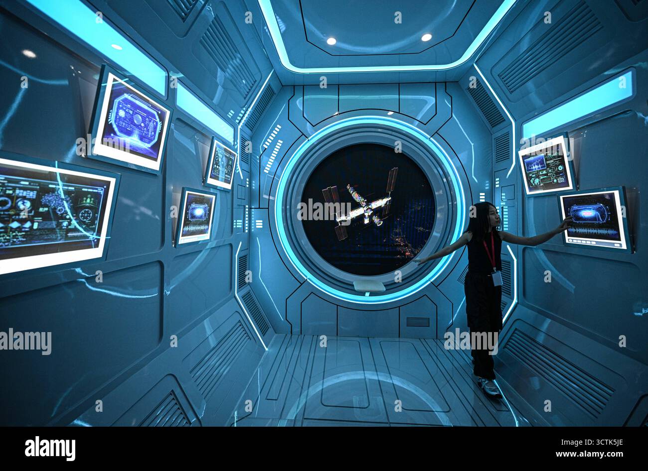 (251007) -- WENCHANG, 7. Oktober 2025 (Xinhua) -- Eine Frau besucht das Wenchang Aerospace Science and Education Center in Wenchang, südchinesische Provinz Hainan, 7. Oktober 2025. Das Modernisierungsprojekt des Wenchang Aerospace Science and Education Center steht kurz vor dem Abschluss. In Vorbereitung auf seine offizielle Eröffnung ist das Zentrum für eine begrenzte Zeit kostenlos für die Öffentlichkeit zugänglich, sodass Besucher seinen Betrieb und seine Dienstleistungen aus erster Hand erleben können. Nach der Renovierung bietet die Ausstellung jetzt immersive Erfahrungen in der Geschichte der Luft- und Raumfahrt, Raketenstarts, Weltraumwissenschaften und zukünftigen Entdeckungen Stockfoto