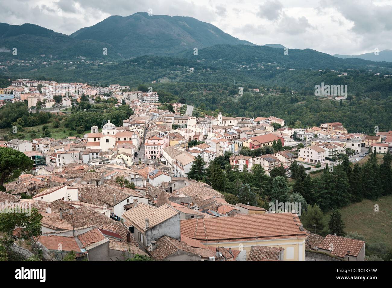 Historisches italienisches Bergdorf Rotonda im Nationalpark Pollino, Basilicata, umgeben von grünen Hügeln. Stockfoto