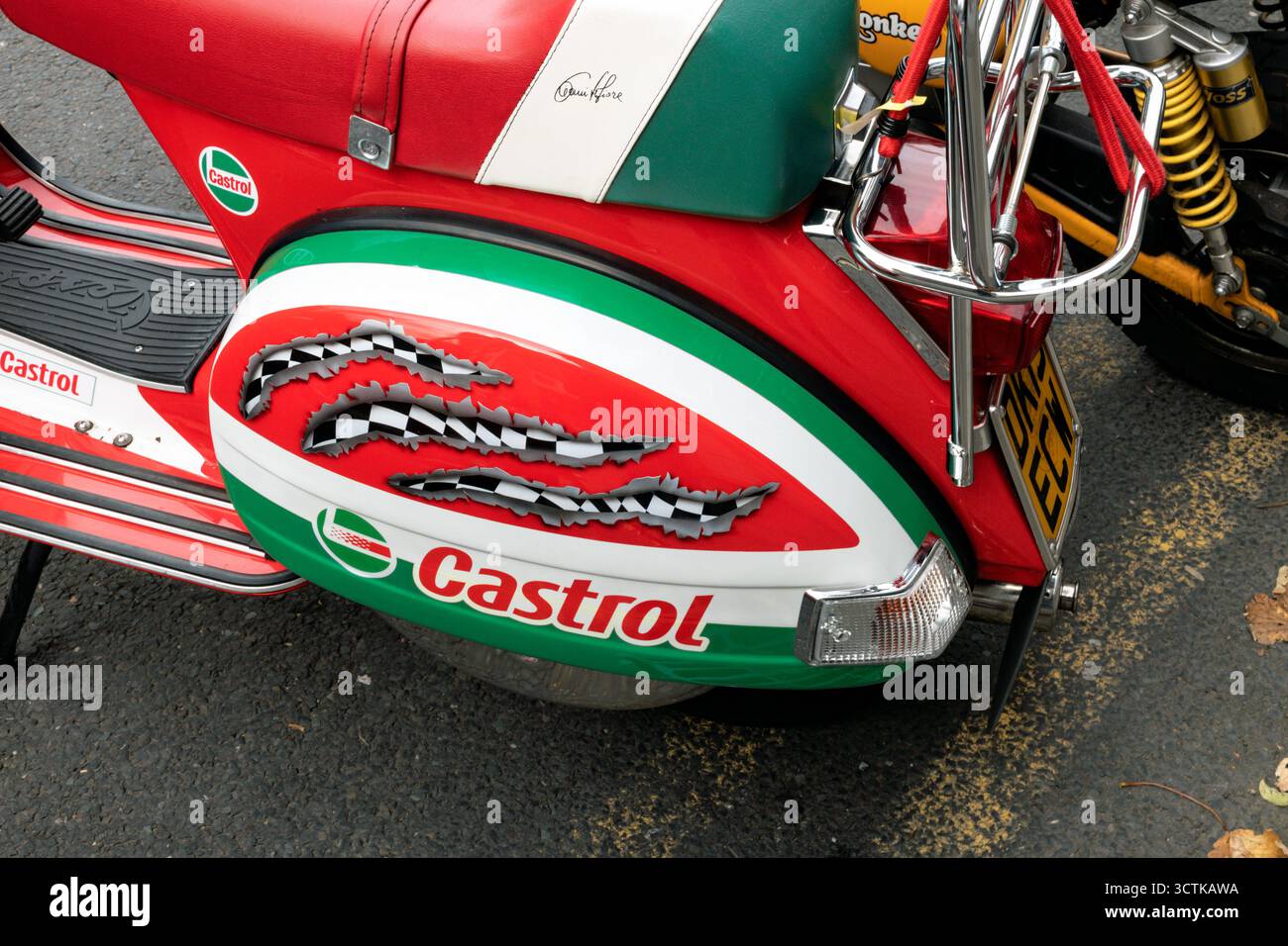 Vespa mit dem Castrol-Logo. Ribble Valley Roller Rally 2025. Stockfoto