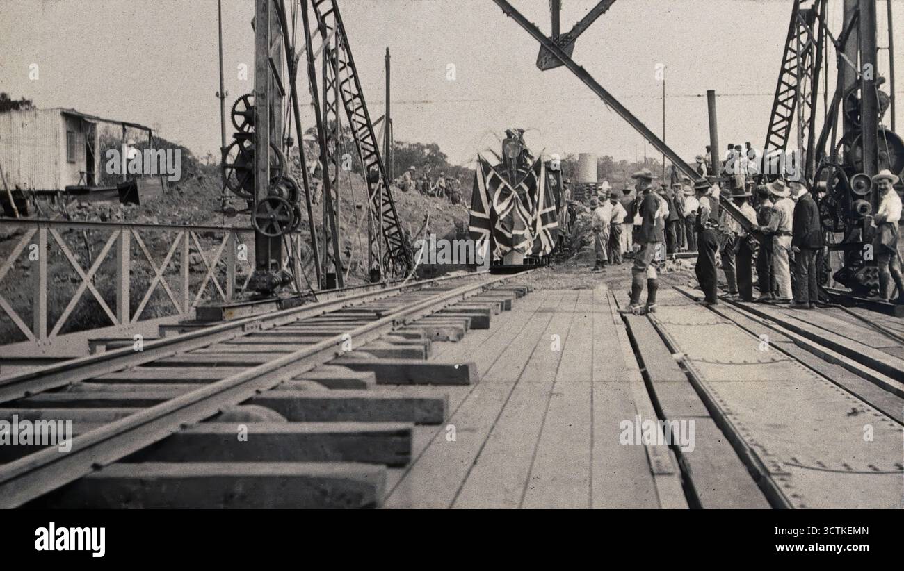 Simbabwe: Menschen und ein fahnenüberdachter Zug bei der Eröffnung der Victoria Bridge, 1905. Stockfoto