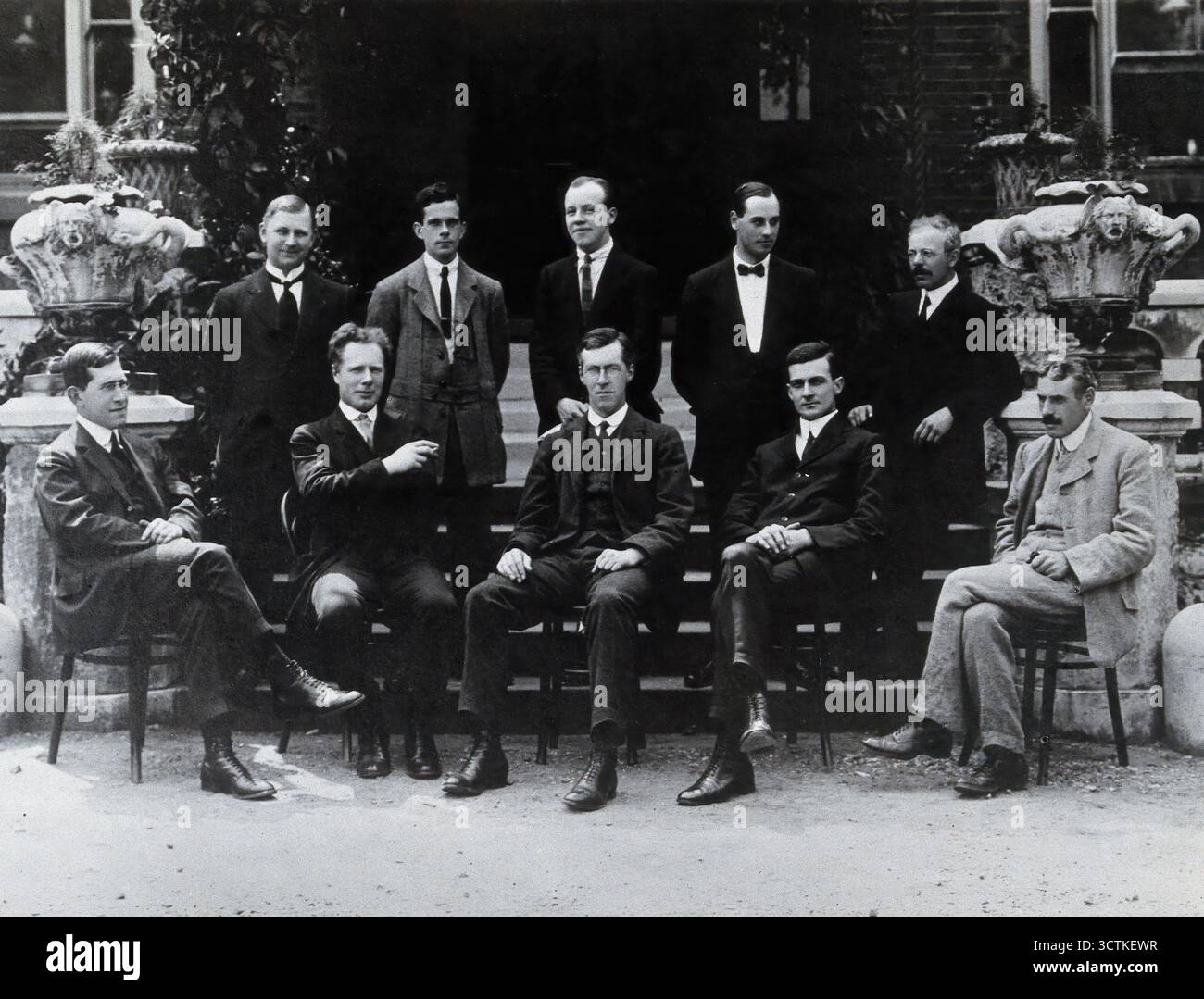 Mitarbeiter der Wellcome Physiological Research Laboratories (A.J. Ewins, J.B. Buxton, J.H. Burn, A.T. Glenny, G.S. Walpole, H.J. Sudmerson, R. A. O'Brien, Henry Dale, George Barger, G.H.J MacAllister). Stockfoto