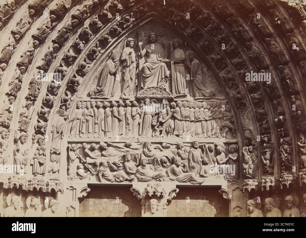 CathéDrale Notre-Dame, Paris, zwischen 1880 und 1890. Tympanon des zentralen Portals in der westlichen Fronthöhe, das das jüngste Gericht darstellt (La portail du Jugement Dernier). Unten stehen Vertreter der Ländereien aus dem Grab – im mittleren Band, das Wiegen der Seelen, zwischen den Prozessionen der „törichten Jungfrauen“ und der „weisen Jungfrauen“. An der Spitze, Christus in Majestät begleitet von Engeln (mit der Arma Christi), der seligen Jungfrau Maria und dem Heiligen Johannes dem Evangelisten. Stockfoto