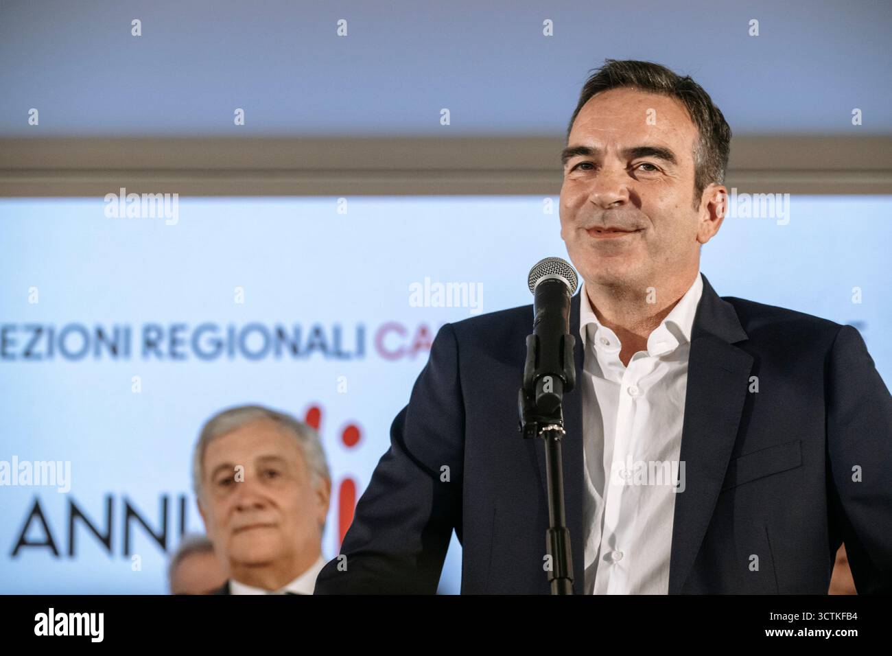 Neuer Gouverneur Roberto Occhiuto (R) auf der Bühne. Die Mitte-Rechts-Partei Forza Italia gewann als erste Partei bei den Regionalwahlen in Kalabrien mit 18 % Stimmen. Roberto Occhiuto (FI) wurde zum Gouverneur der Region Kalabrien wiedergewählt. Er feierte mit dem stellvertretenden Premierminister, Außenminister Antonio Tajani (FI) und Parteimitgliedern im Hotel Marechiaro. Stockfoto