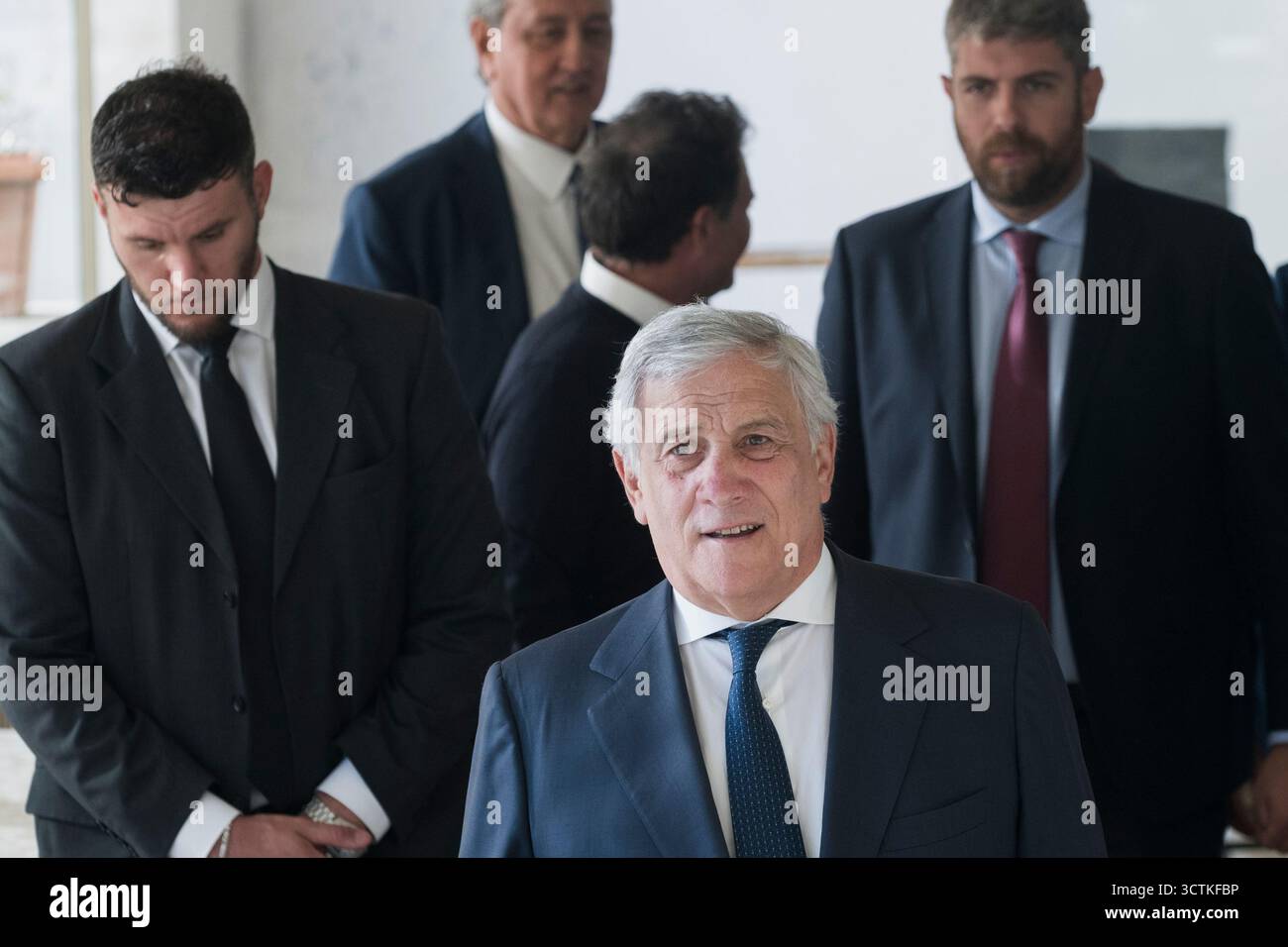 Stellvertretender Premierminister Antonio Tajani (C) im Saal des Marechiaro Hotels. Die Mitte-Rechts-Partei Forza Italia gewann als erste Partei bei den Regionalwahlen in Kalabrien mit 18 % Stimmen. Roberto Occhiuto (FI) wurde zum Gouverneur der Region Kalabrien wiedergewählt. Er feierte mit dem stellvertretenden Premierminister, Außenminister Antonio Tajani (FI) und Parteimitgliedern im Hotel Marechiaro. Stockfoto
